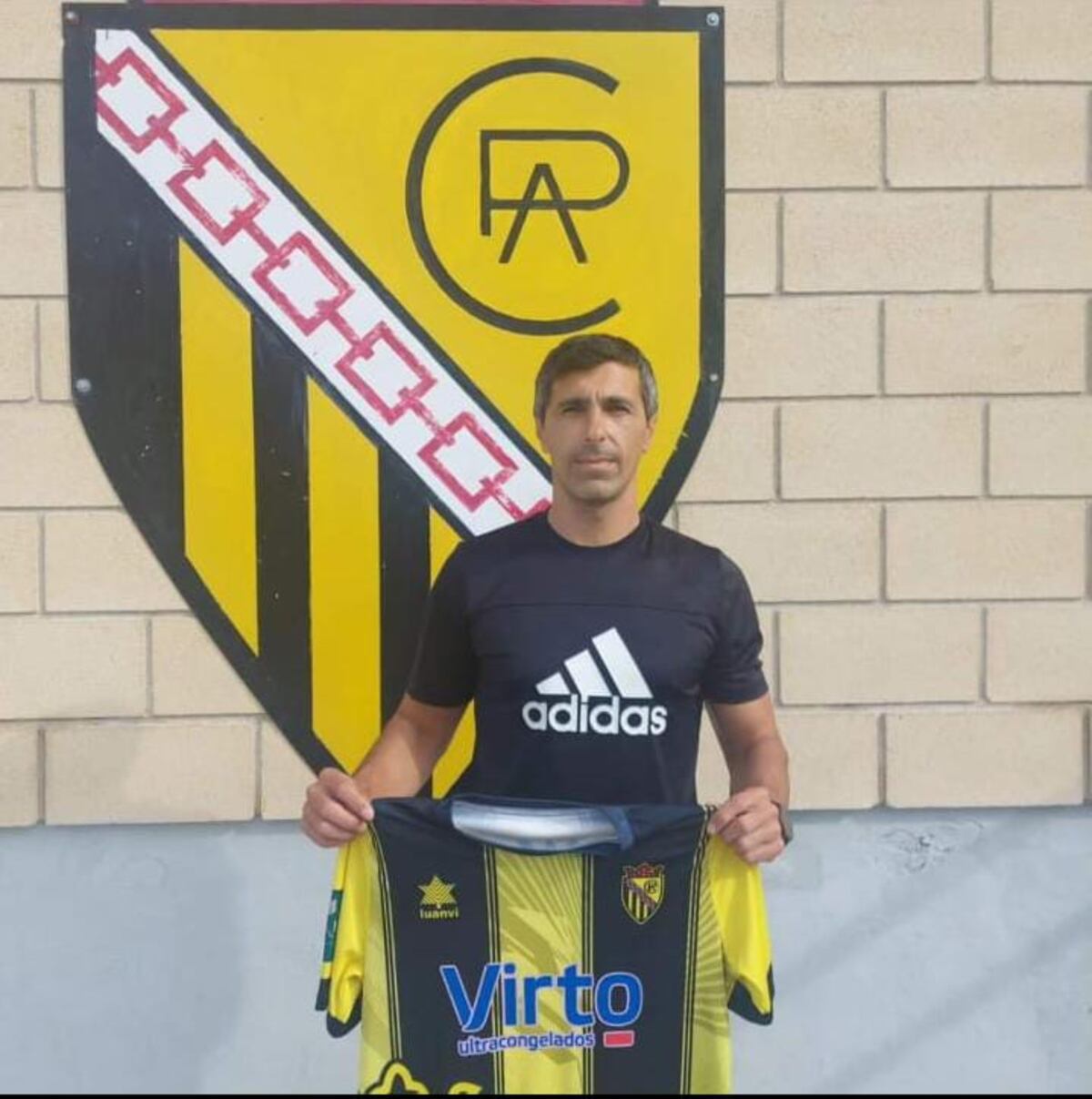 Nicolás Scandaliaris es entrenador del Club Deportivo Peña Azagresa, de Azagra, en España. (Gentileza).