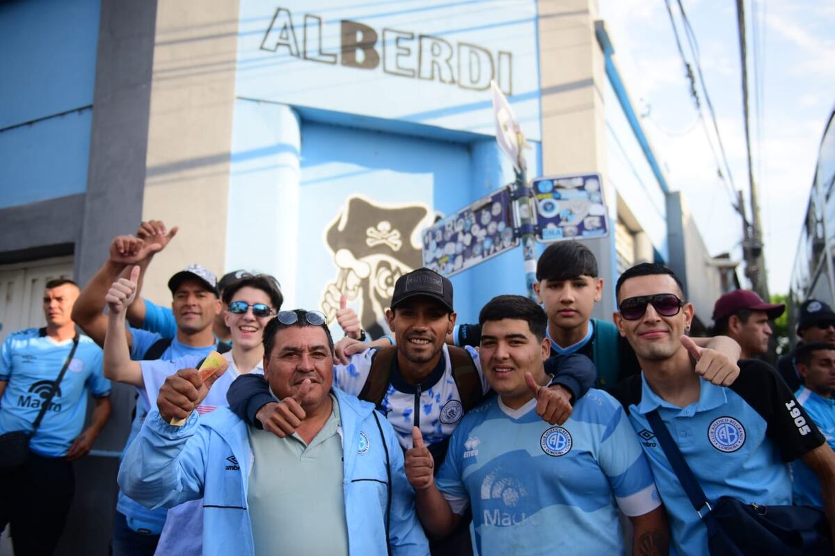 Los hinchas de Belgrano en la previa (José Hernández / La Voz)