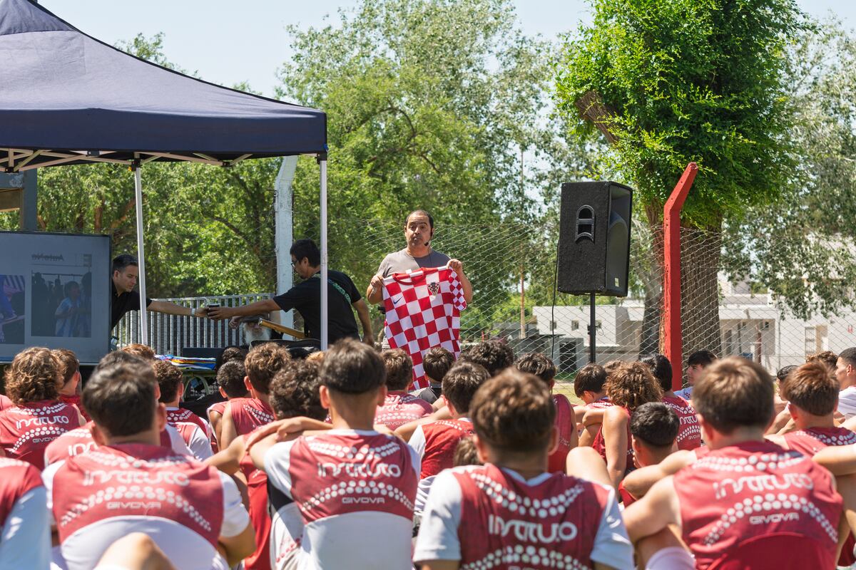 La cancha Osvaldo Ardiles de la ciudad Deportiva de Instituto fue escenario de una propuesta que promueve el pensamiento crítico desde el deporte, con apoyo de la Dirección General de Juventud. (Prensa Instituto)