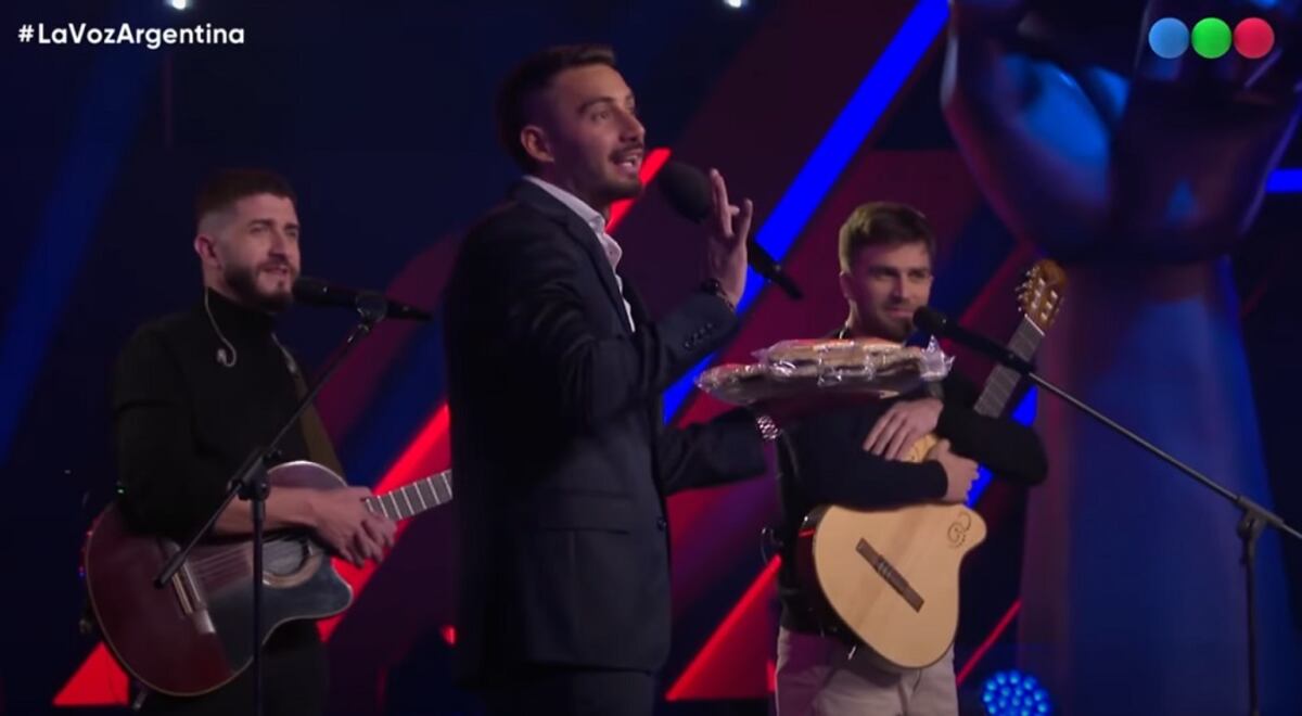 La Voz Argentina. El dúo Amukan convidó tabletas a Nicolás Occhiato, el jurado de La Voz Argentina, coaches y compañeros (Captura de video).
