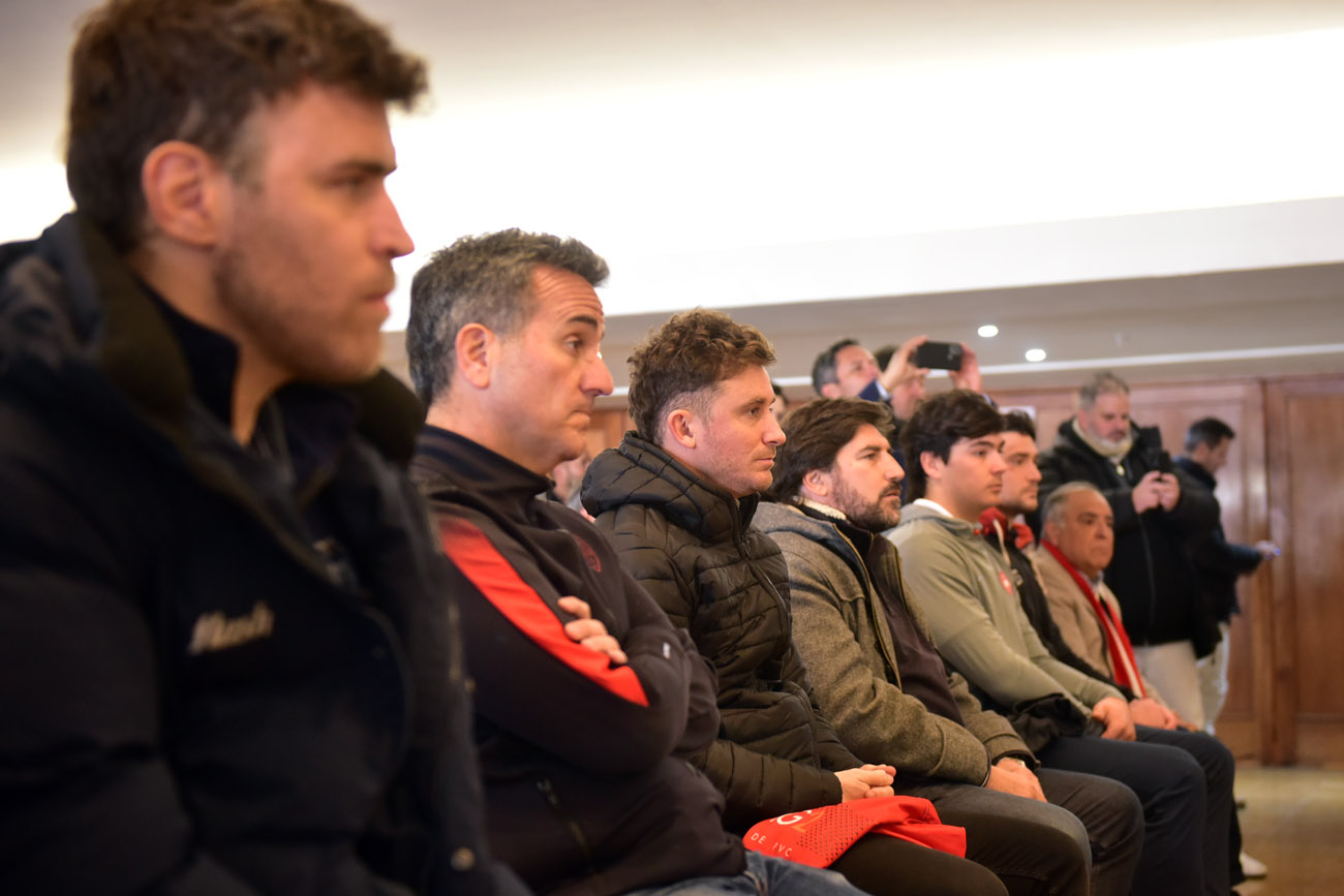 En Alta Gracia, se presentó la serie final del Torneo Oficial Daniel “Mula” Gayraud. El evento se llevó a cabo en el Cine Teatro Monumental Sierras y contó con la presencia de los capitanes de los cuatro semifinalistas, dirigentes y autoridades. (Nicolás Bravo / La Voz)