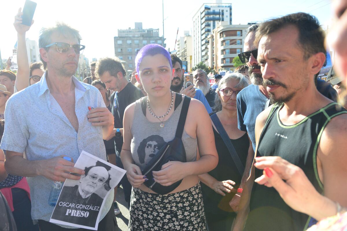 Los familiares de los afectados por la tragedia de Traslasierra producida por Oscar González marchan a la Legislatura de Cordoba para ser recibidos por los legisladores.