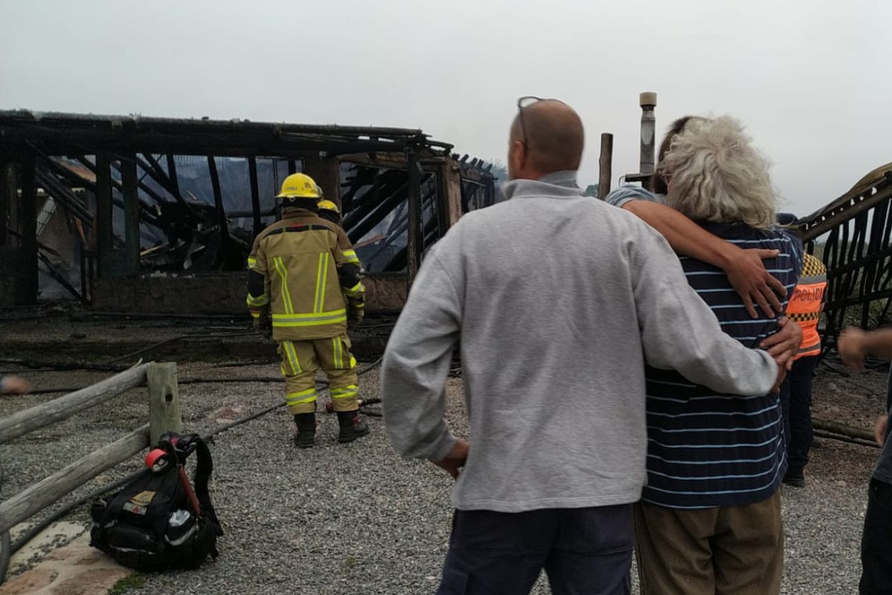Clientes y amigos de los dueños fueron al lugar a acompañarlos y brindarles ayuda. (Foto: Gentileza Juan Almagro)