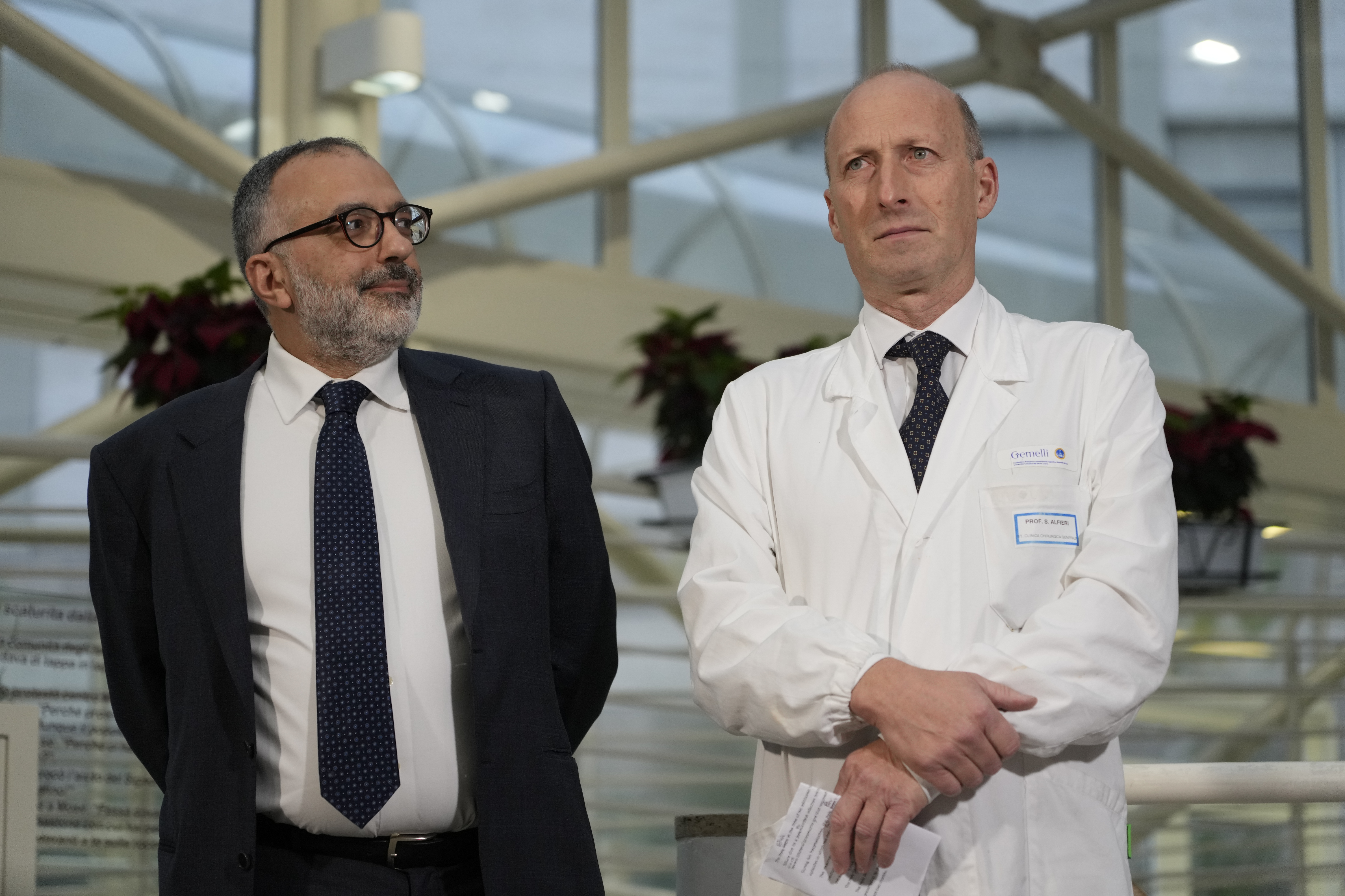 De izquierda a derecha el médico jefe de la Oficina vaticana de Salud e Higiene, Luigi Carbone, y el cirujano Sergio Alfieri hablan con periodistas el sábado 22 de marzo de 2025, en la entrada de la policlínica Agostino Gemelli donde el papa Francisco está ingresado por una neumonía bilateral desde el 14 de febrero de 2025. (AP Foto/Gregorio Borgia)