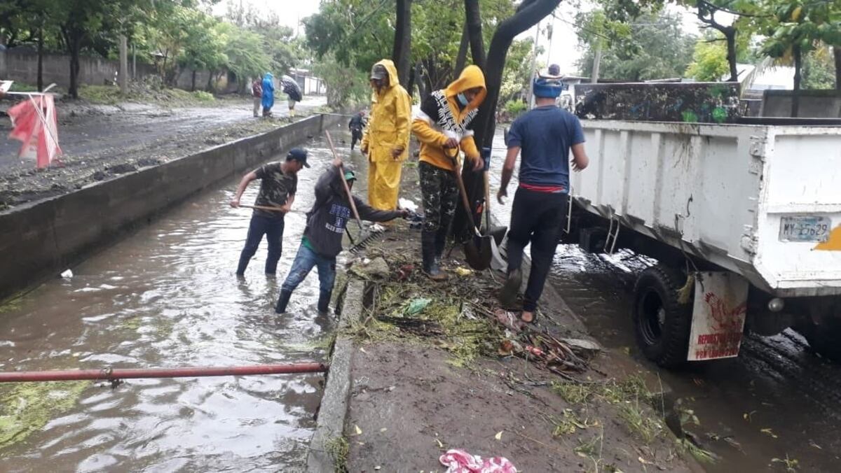 Labores de rescate tras el paso del huracán 'Julia' por Centroamérica.