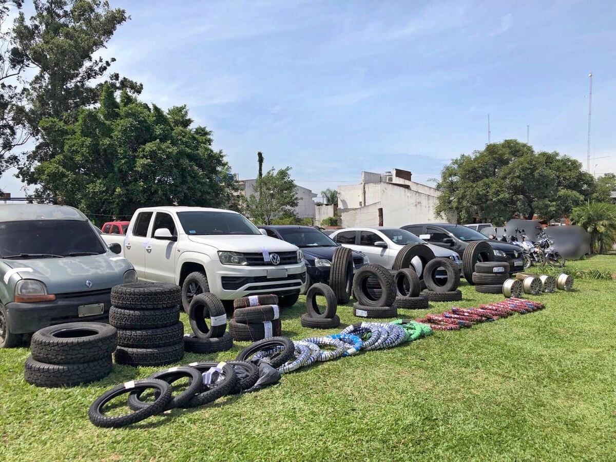 Entre los elementos requisados hay coches, neumáticos y motocicletas. (Gentileza: Gendarmería Nacional)