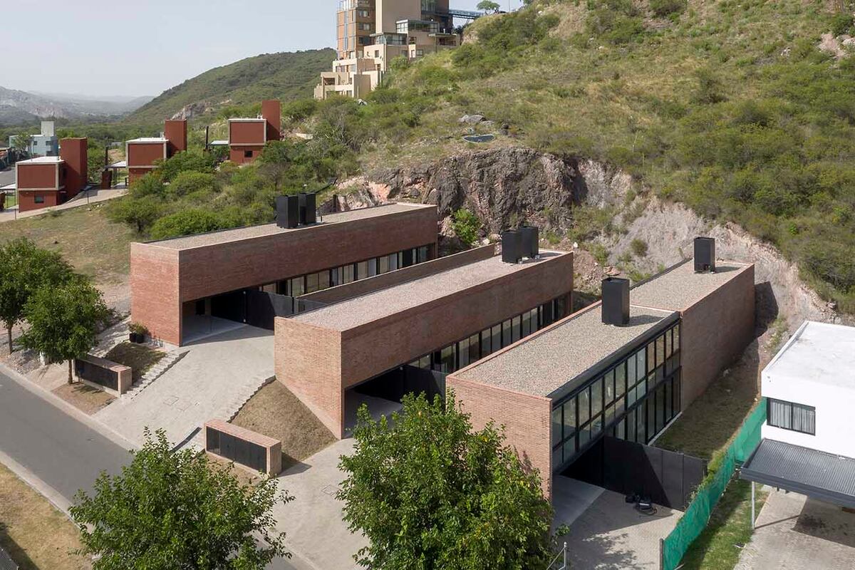 Seis casas en una cantera, obra de los arquitectos Lucas Carranza, Juan Pablo Vázquez y Manuel González Veglia.