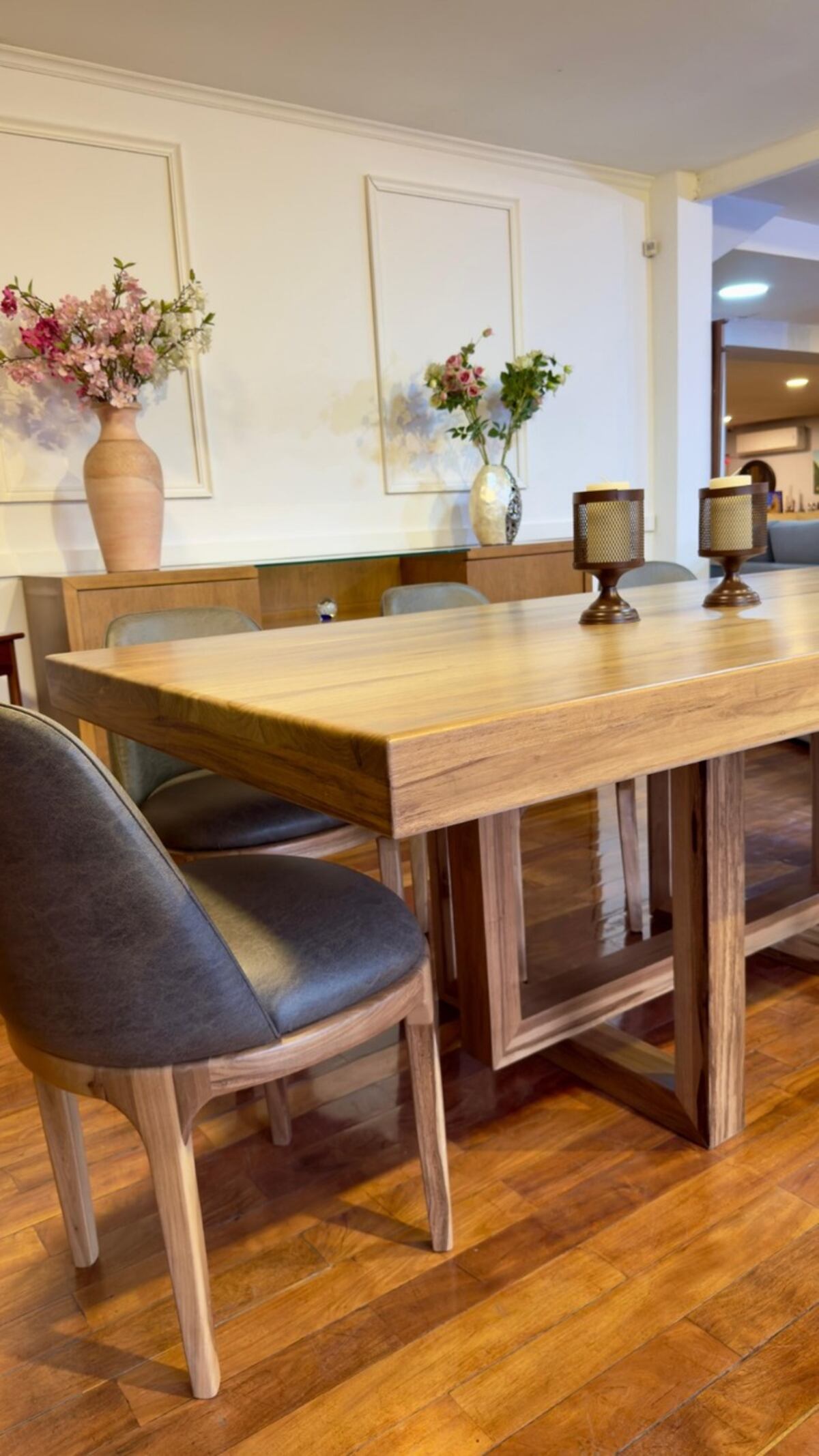 Mesa de petiribí, una opción que prestigia cualquier comedor.