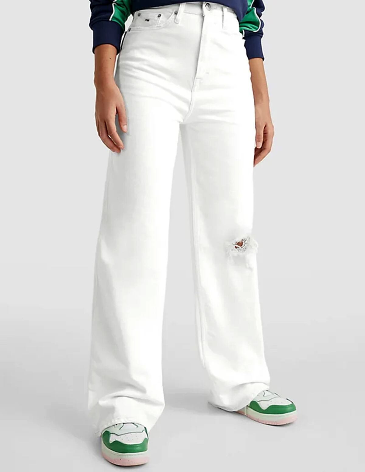 Por qué los jeans blancos son la tendencia en esta primavera 2024