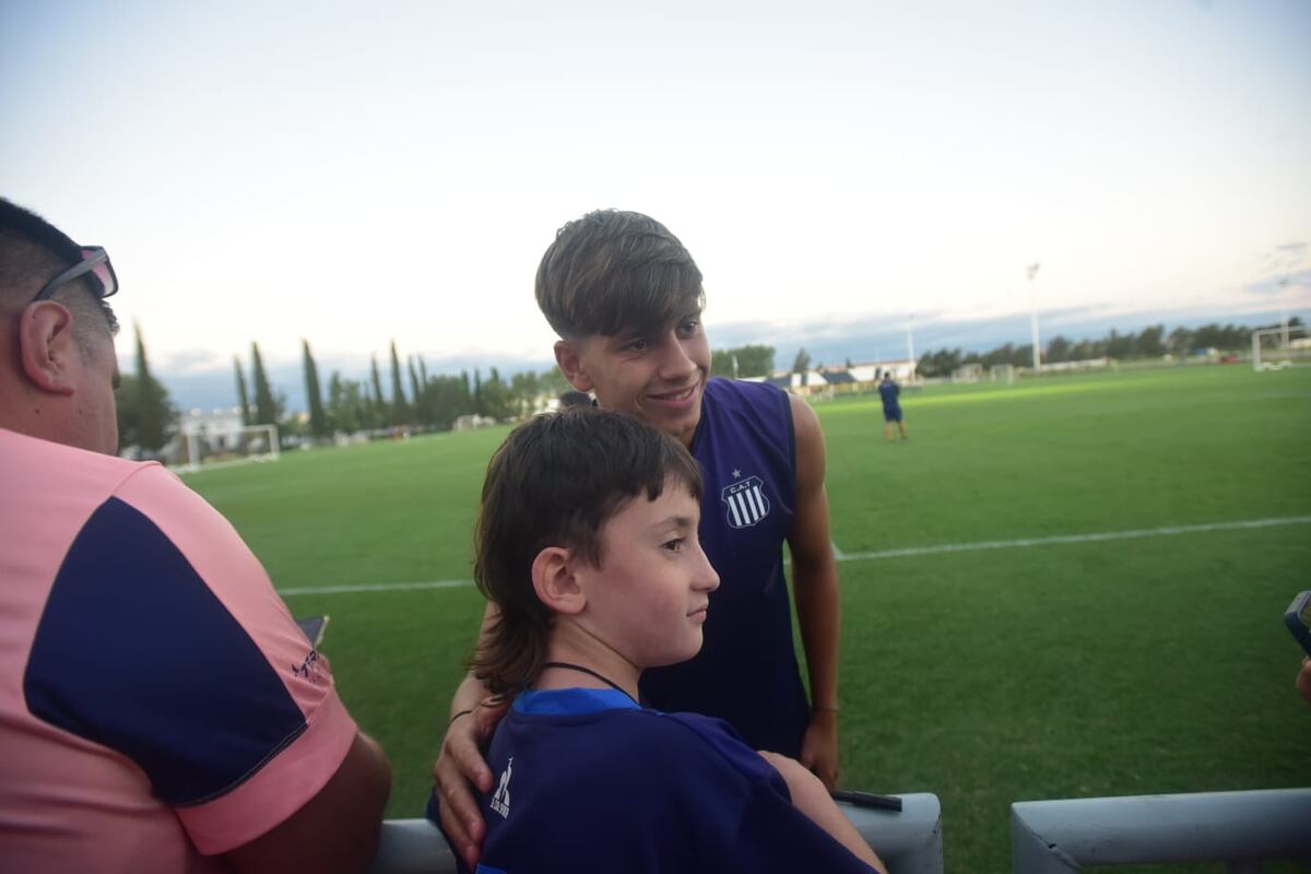 Talleres: el entrenamiento abierto reforzó el vínculo entre el plantel y su gente, en una tarde marcada por el viento y el aliento constante. (Javier Ferreyra / La Voz)