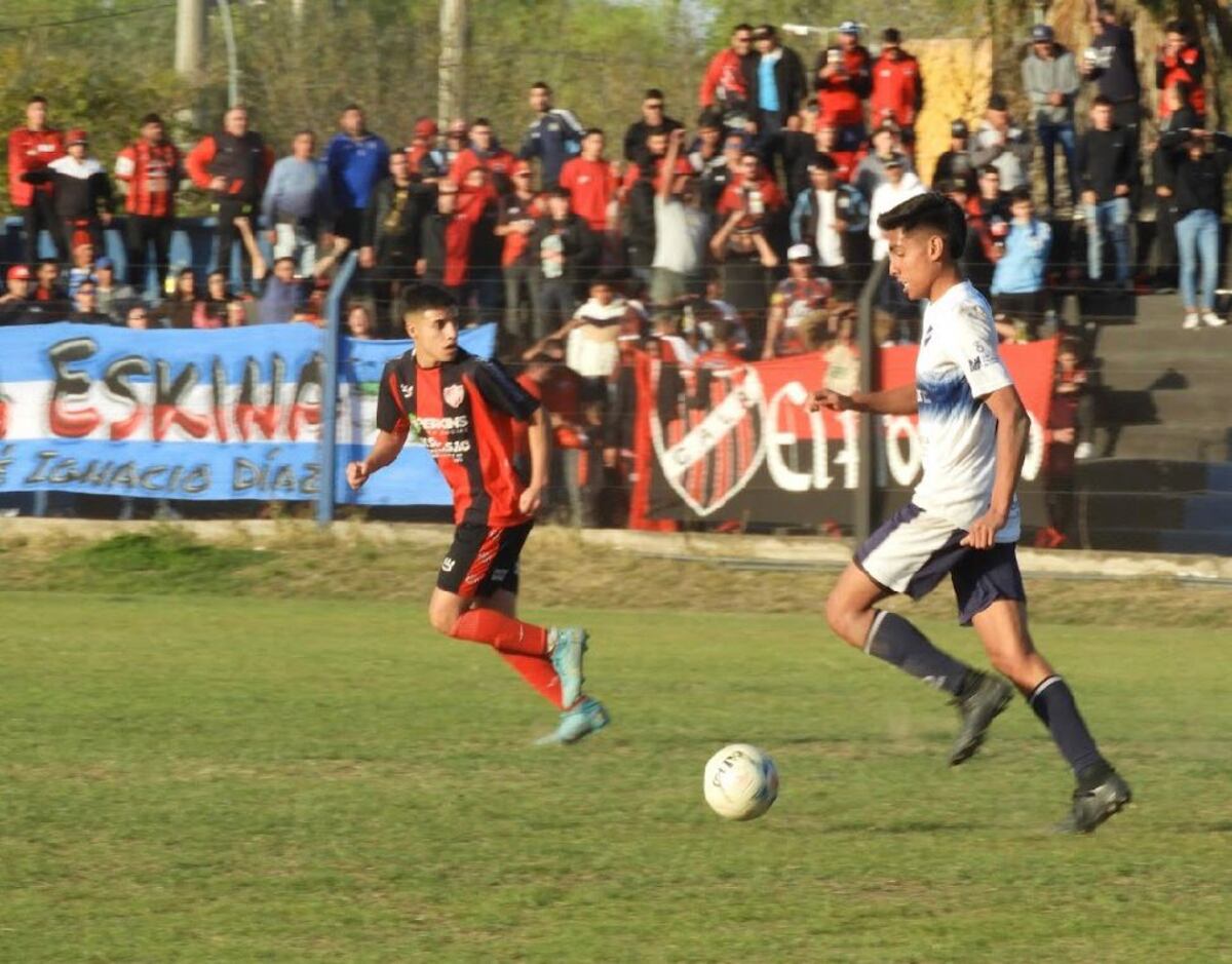 Gastón Martínez, de 23 años, es una de las figuras de Atalaya en LCF. Espera una chance para saltar al fútbol profesional. (Gentileza Prensa Atalaya).