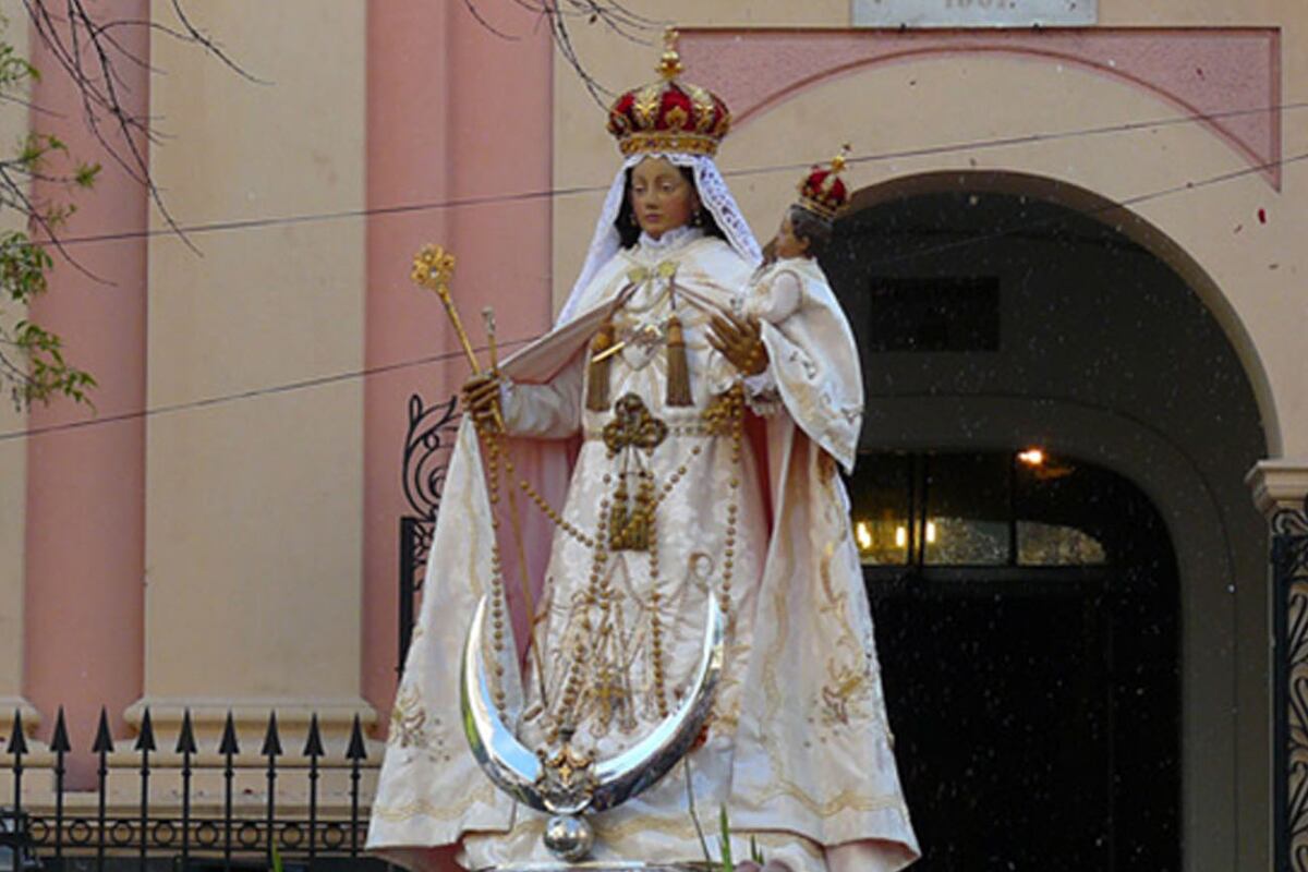 La Virgen del Rosario del Milagro es una reliquia religiosa que sostiene el bastón de mando del virrey Santiago de Liniers. Wikipedia.