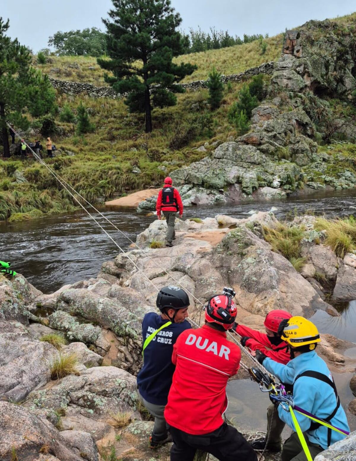 Rescate en Copina: tres hombres fueron a pescar y quedaron varados por la crecida del río. (Policía de Córdoba)