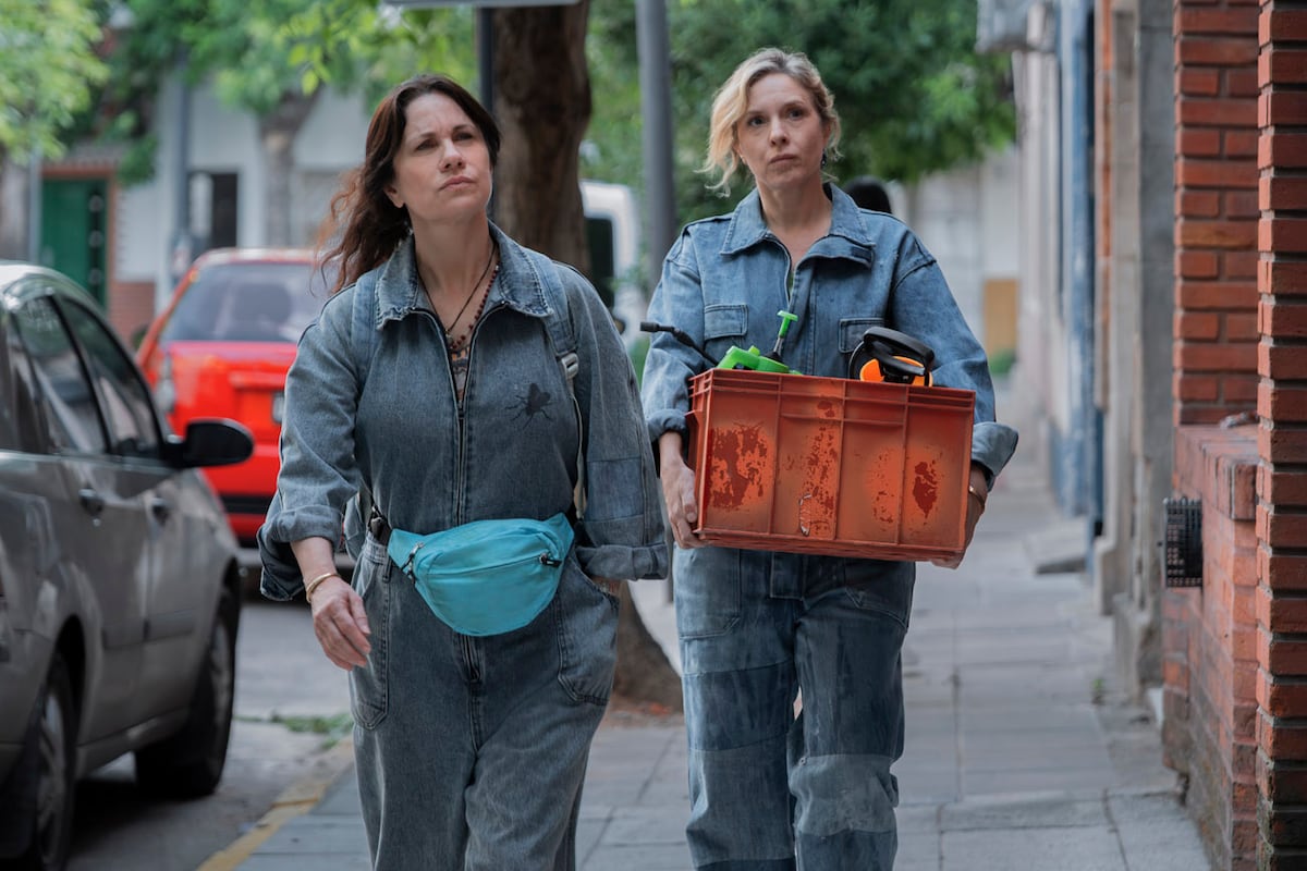 El Tiempo de las Moscas. Nancy Duplaa colmo La Manca y Carla Peterson como Inés. Cr Cleo Bouza / Netflix