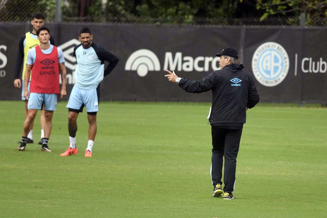 Zielinski en pleno trabajo táctico en Villa Esquiú (Ramiro Pereyra/ La Voz)