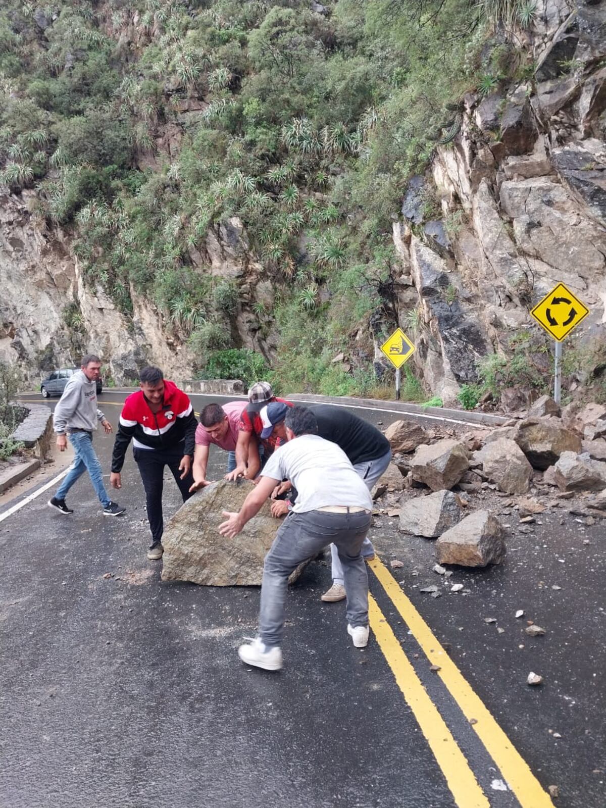 Desmoronamiento de piedras en el Camino de los Túneles, tras los incendios de 2024. (Vialidad Provincial)
