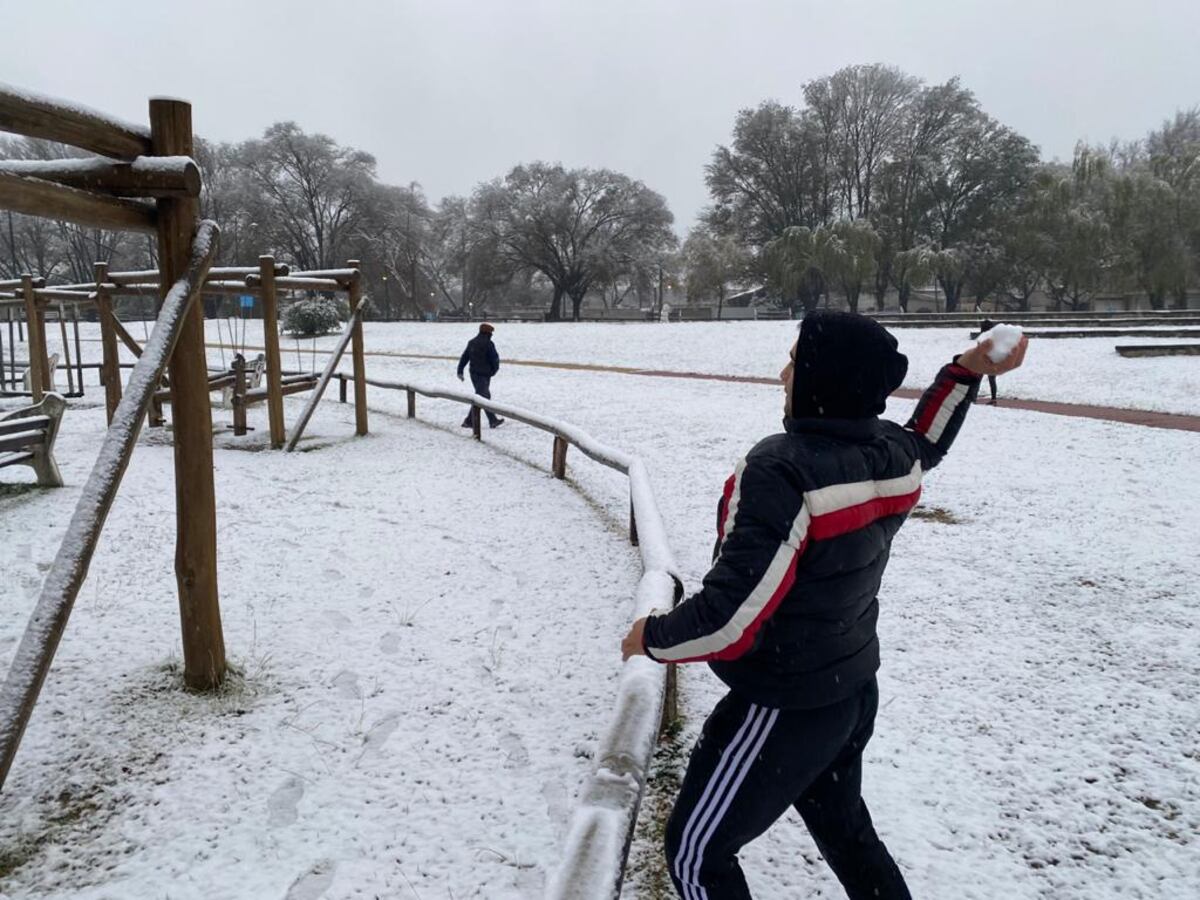 Los riocuartenses pudieron disfrutar la nieve este miércoles. (La Voz)