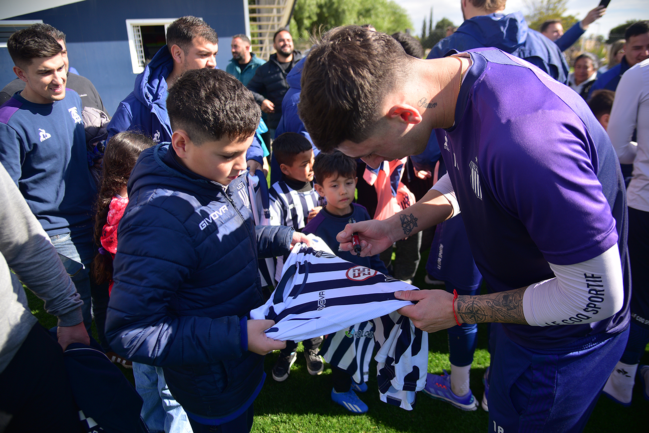 Experiencia Talleres para socias y socios. Pueden acceder a un entrenamiento del plantel profesional y tienen un momento de contacto con futbolistasFoto: Pedro Castillo / La Voz 