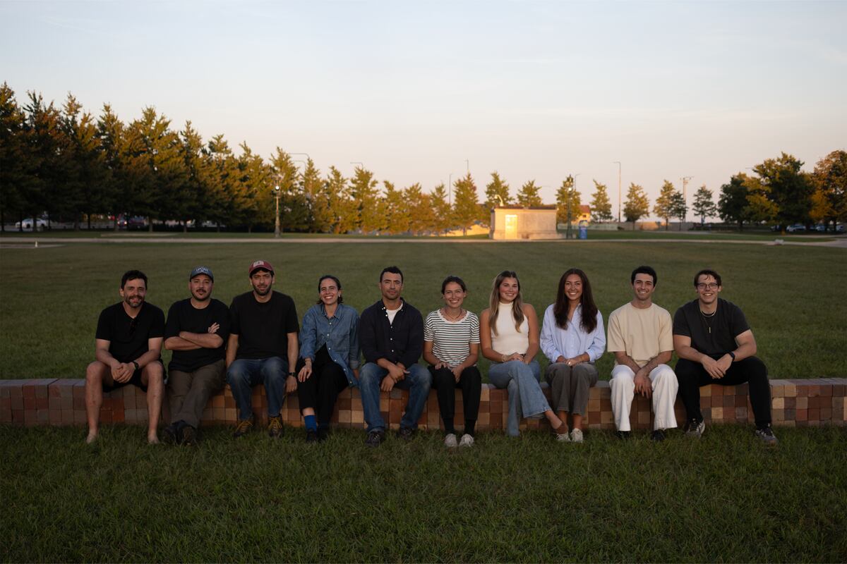 Rocío Crosetto Brizzio, Leandro Piazzi y Juan Manuel Balsa  junto con alumnos en la Bienal de Arquitectura de Chicago.