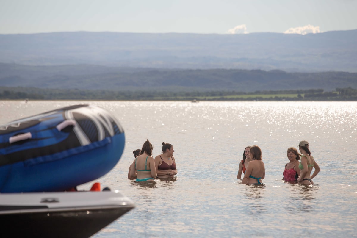 Turistas disfrutan el día de Navidad en la Playa La Jarana en Villa Rumipal. (Nelson Torres / La Voz)