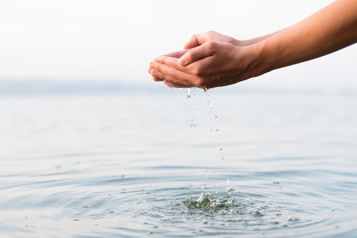 En 1782, Henry Cavendish descubrió que la molécula de agua estaba formada por un átomo de oxígeno y dos de hidrógeno (H2O). Freepik.