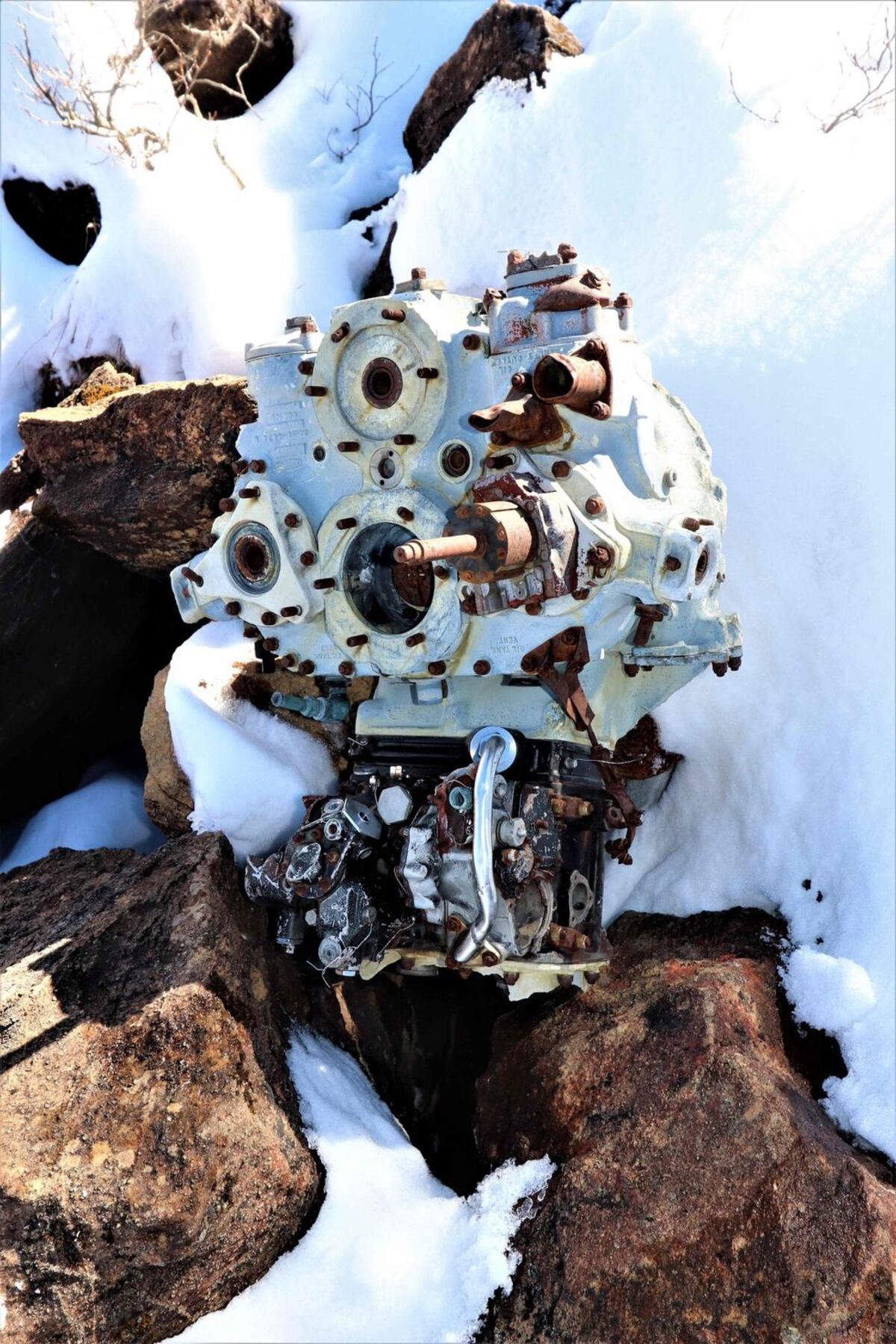 Los restos del avión C-46 de la Segunda Guerra Mundial cubiertos de nieve. (Foto / MIA Recoveries)