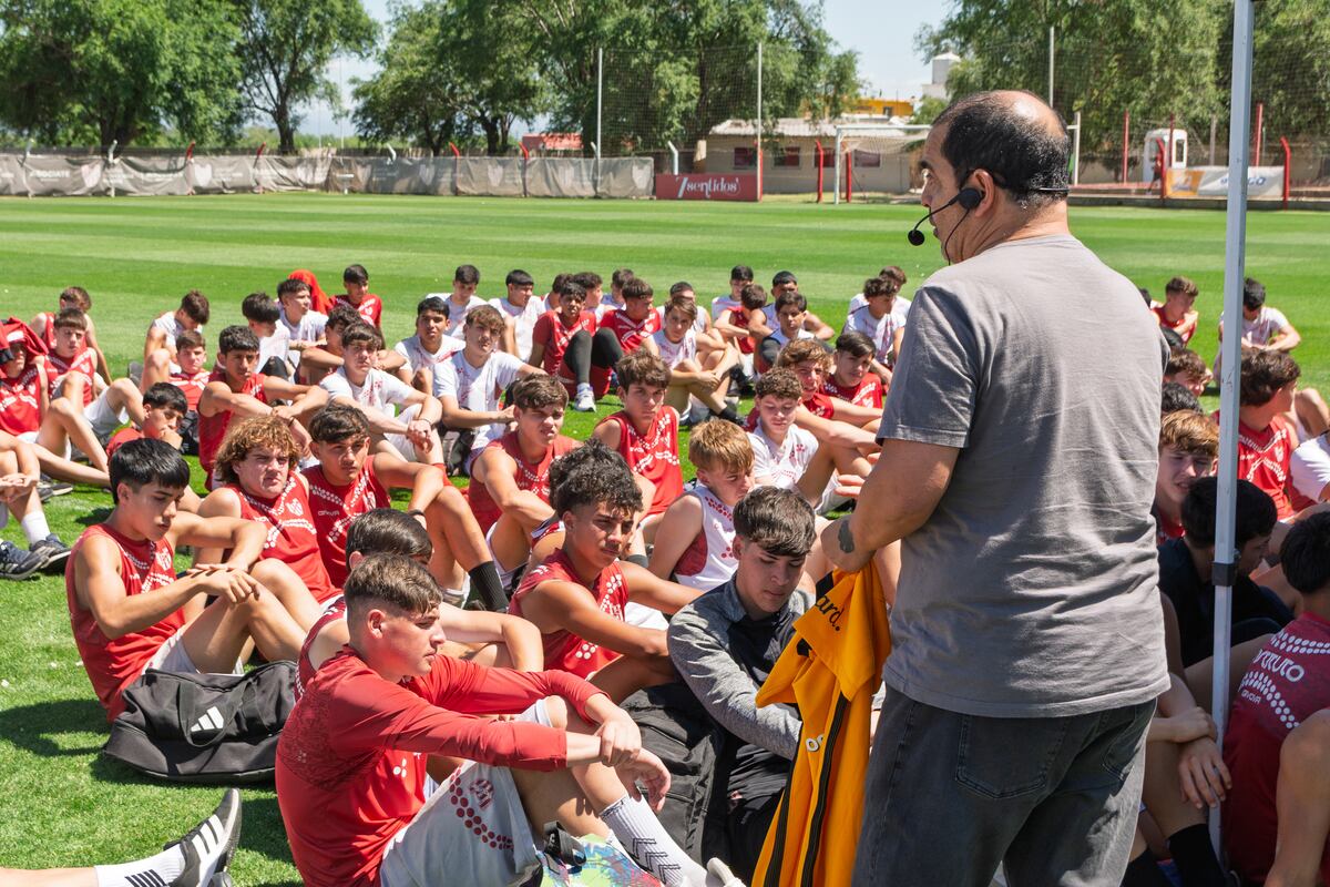 La cancha Osvaldo Ardiles de la ciudad Deportiva de Instituto fue escenario de una propuesta que promueve el pensamiento crítico desde el deporte, con apoyo de la Dirección General de Juventud. (Prensa Instituto)