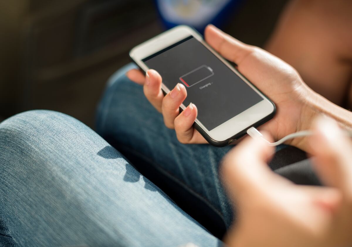 Cargar el celular en la PC: por qué puede arruinar la batería y exponer tus datos personales
