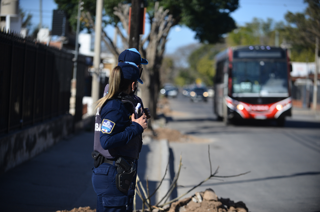 En Jorge Newbery, reclaman por los robos en las paradas de colectivos. Piden presencia policial de noche. (José Newbery)