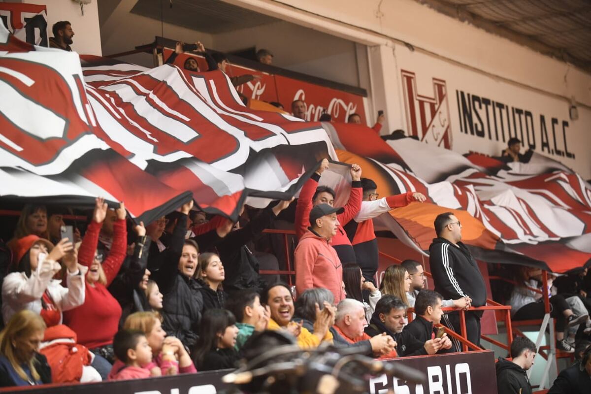 El Sandrín a pleno para apoyar a Instituto en su partido ante Olímpico de La Banda, por el quinto partido de la serie semifinal de la Liga Nacional. (Javier Ferreyra / La Voz)