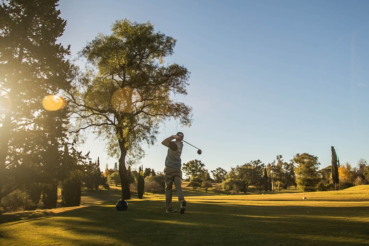 En Córdoba se puede jugar al golf durante todo el año, gracias a su clima, variedad de terrenos y distintos diseños de campos.