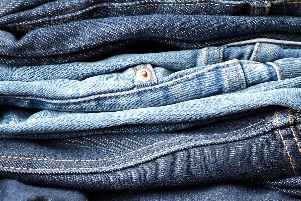 El misterio del pequeño bolsillo en el jean. (Freepik)