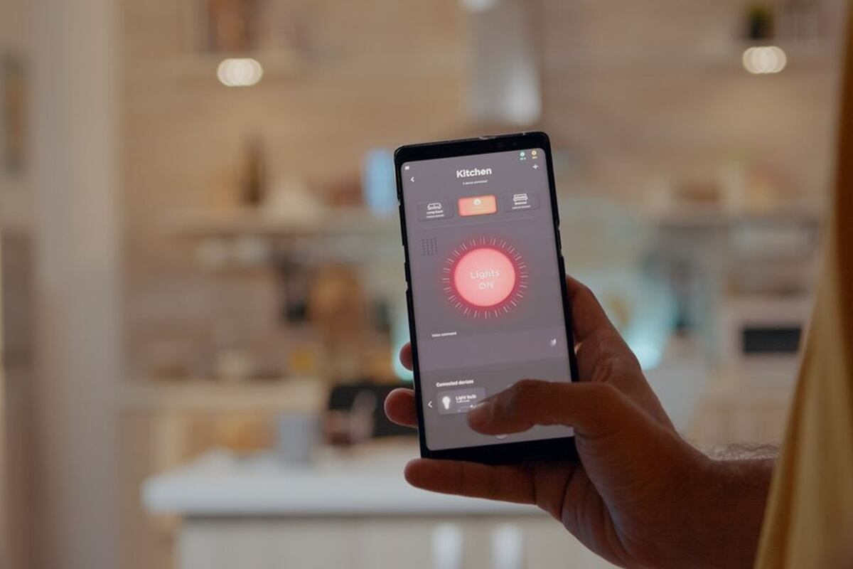 Una de las opciones más populares es acceder a las automatizaciones a través de una aplicación en el teléfono inteligente o tablet. Freepik.
