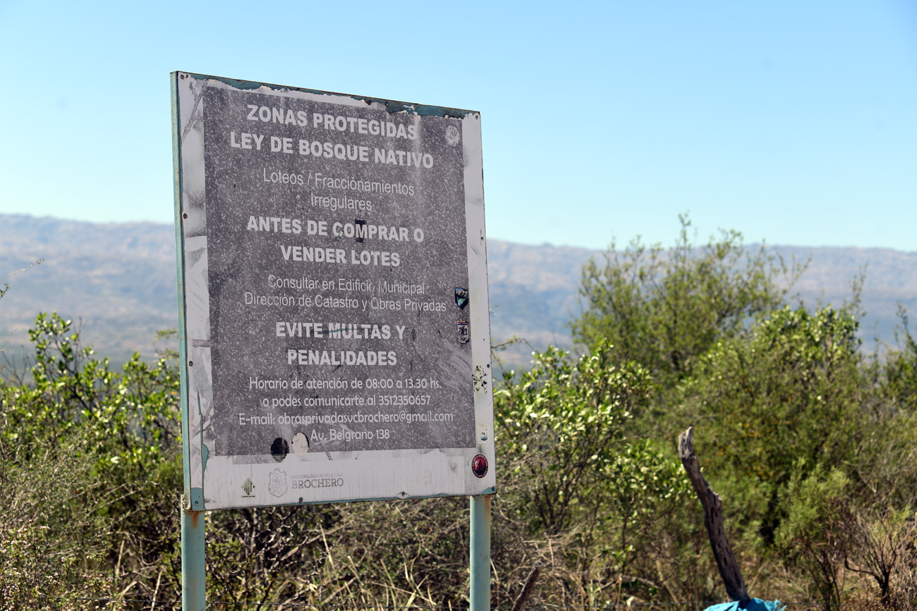 Señaletica sobre la protección del bosque nativo en el sitio donde se emplazará el monumento. Ramiro Pereyra /La Voz