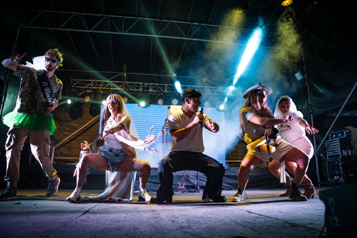 Cierre del Sunset con Migrantes bailando con los futuros novios