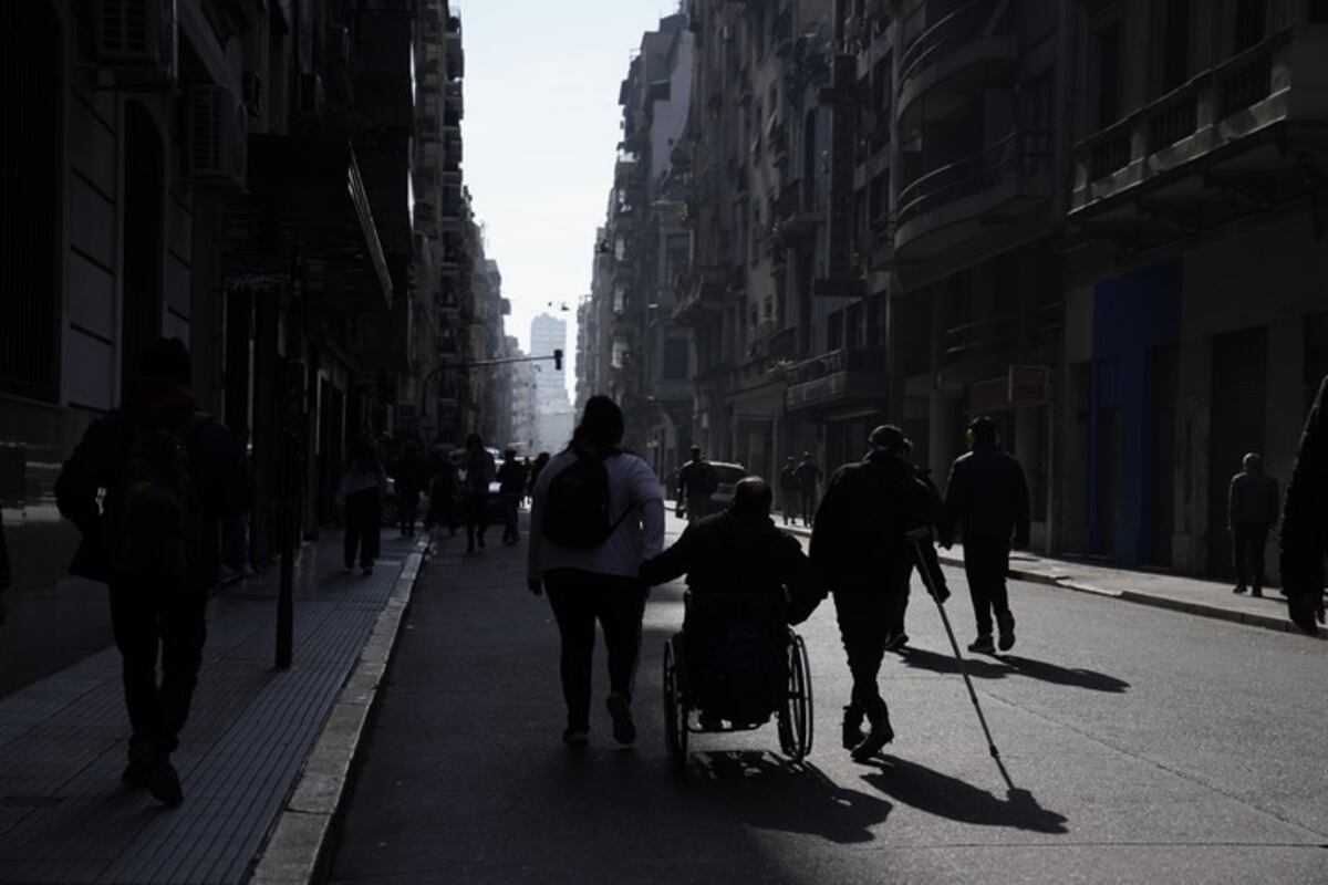Reclamo por la Ley de Emergencia en discapacidad en el marco de la concentración en la plaza Congreso. 4 de junio de 2025. (Clarín)