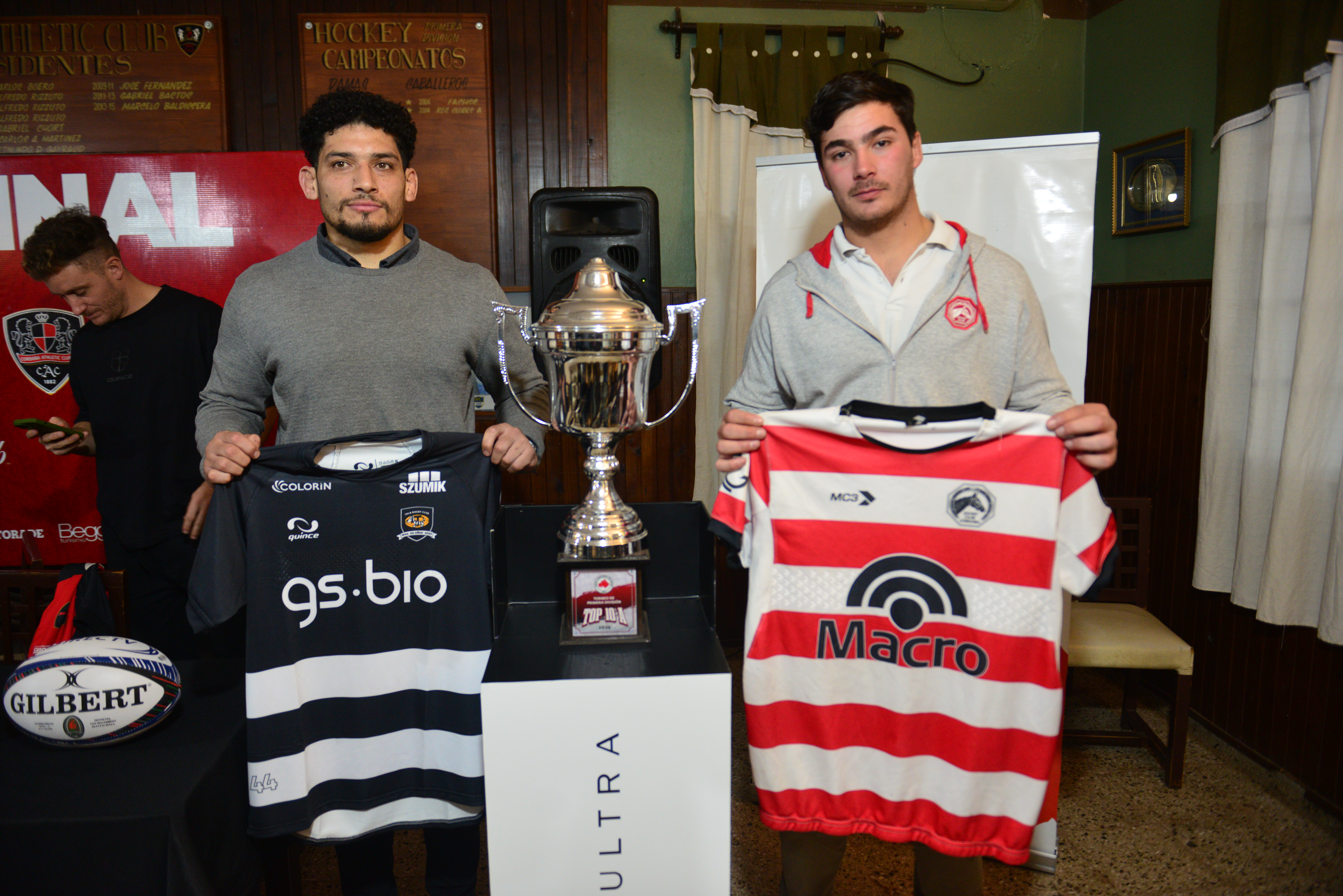 Santiago Vergara y Francisco Toya, capitanes de Tala RC y Jockey CC. (Javier Ferreyra / La Voz).