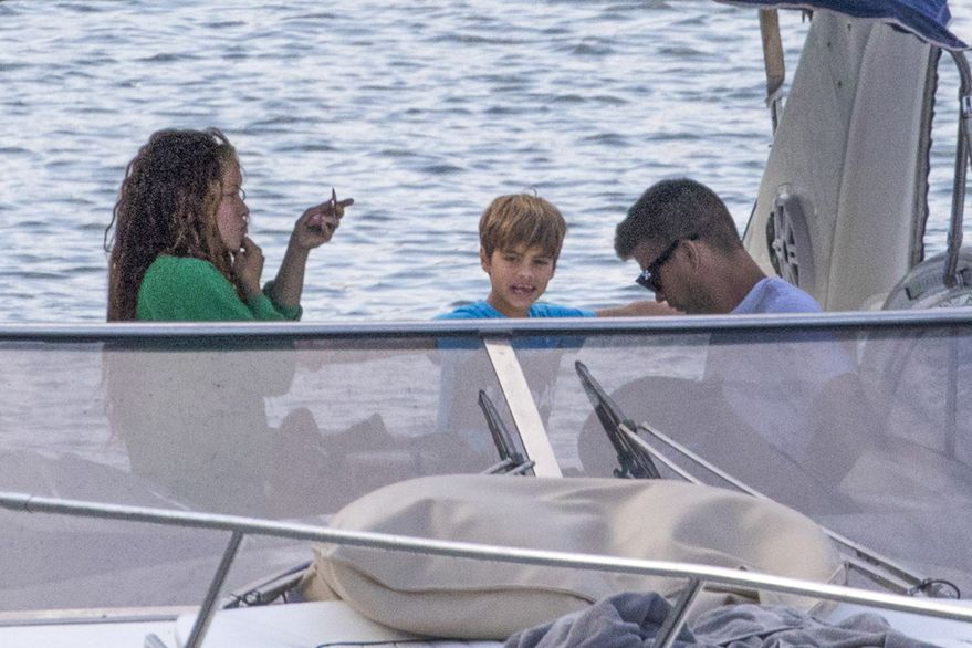 Shakira y Piqué de vacaciones con sus hijos en el Mediterráneo