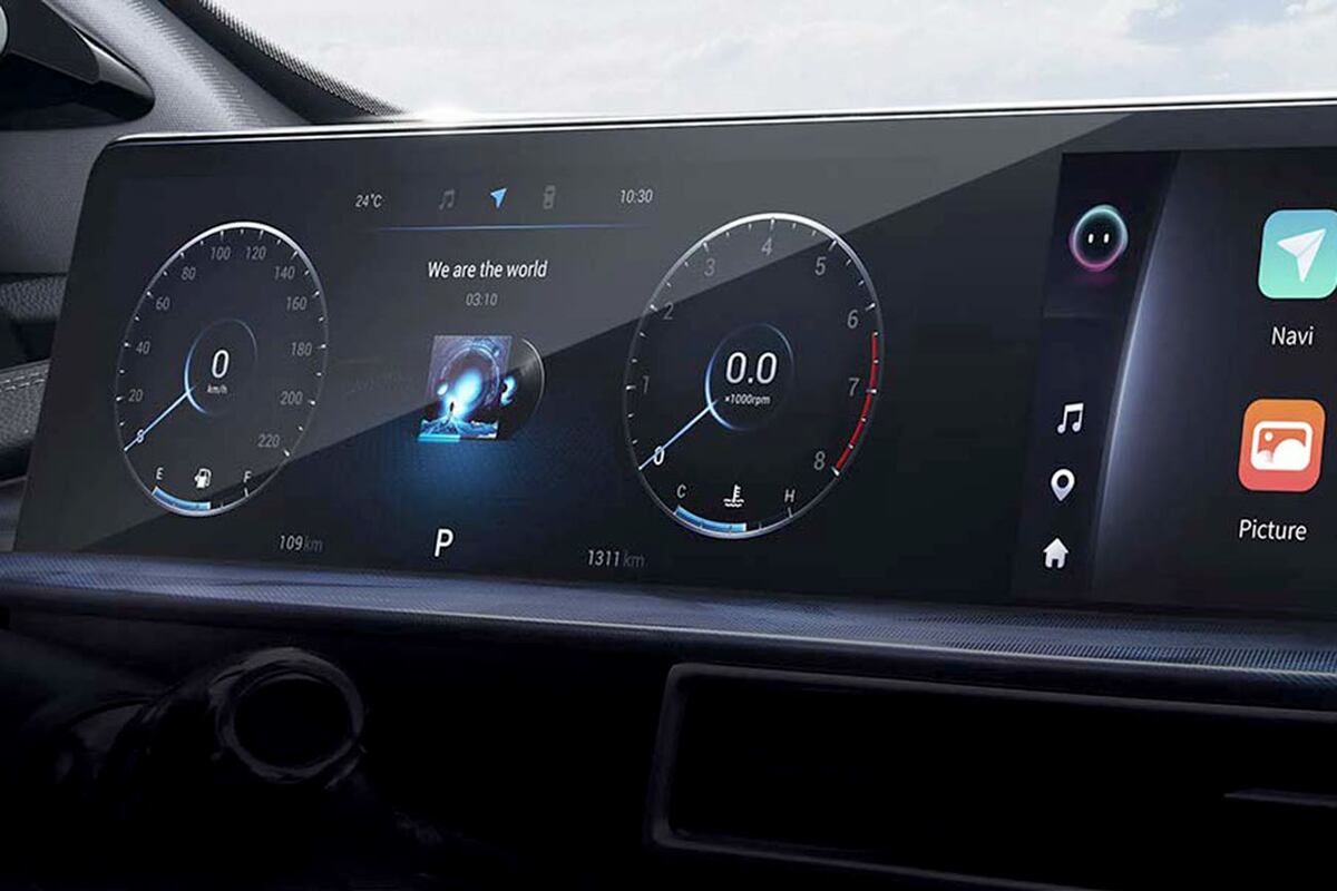 Dispone de navegador integrado, conectividad Apple CarPlay/Android Auto y Bluetooth. Incorpora cargador inalámbrico, cámara 360°.