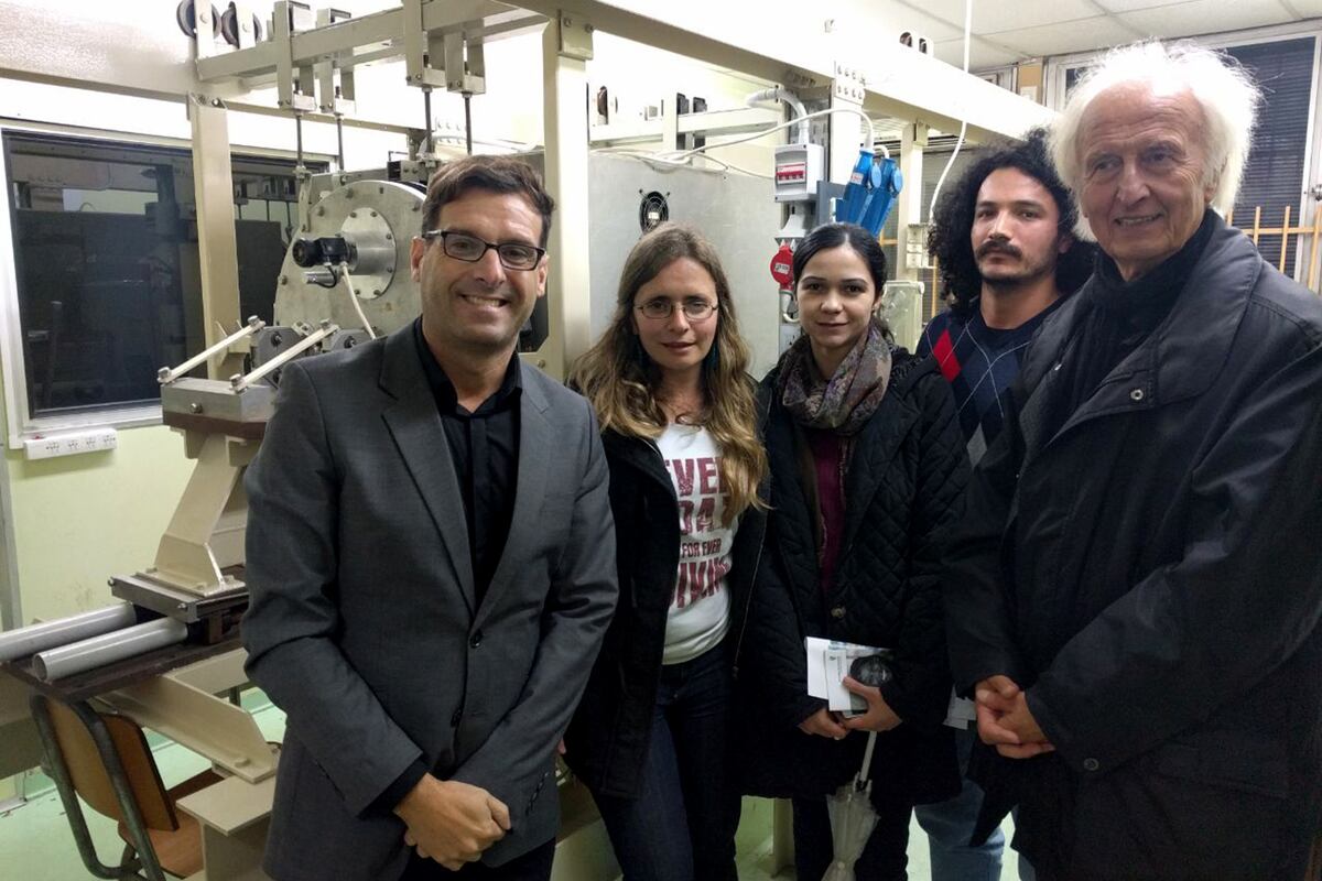 Mario Teruel (primero a la derecha), junto a otros investigadores de Conicet y de la UNC que investigan la calidad del aire. (Gentileza)