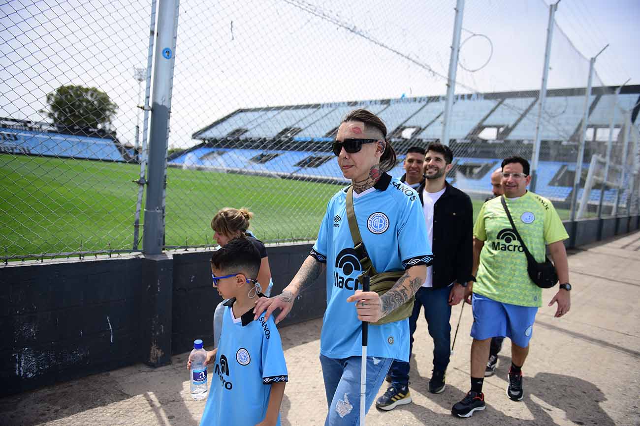 BELGRANO PIONERO. El plantel de fútbol de ciegos del club organizó un encuentro de camaradería para Pirañas, su adversario por la Copa Oro. (José Gabriel Hernández / La Voz)