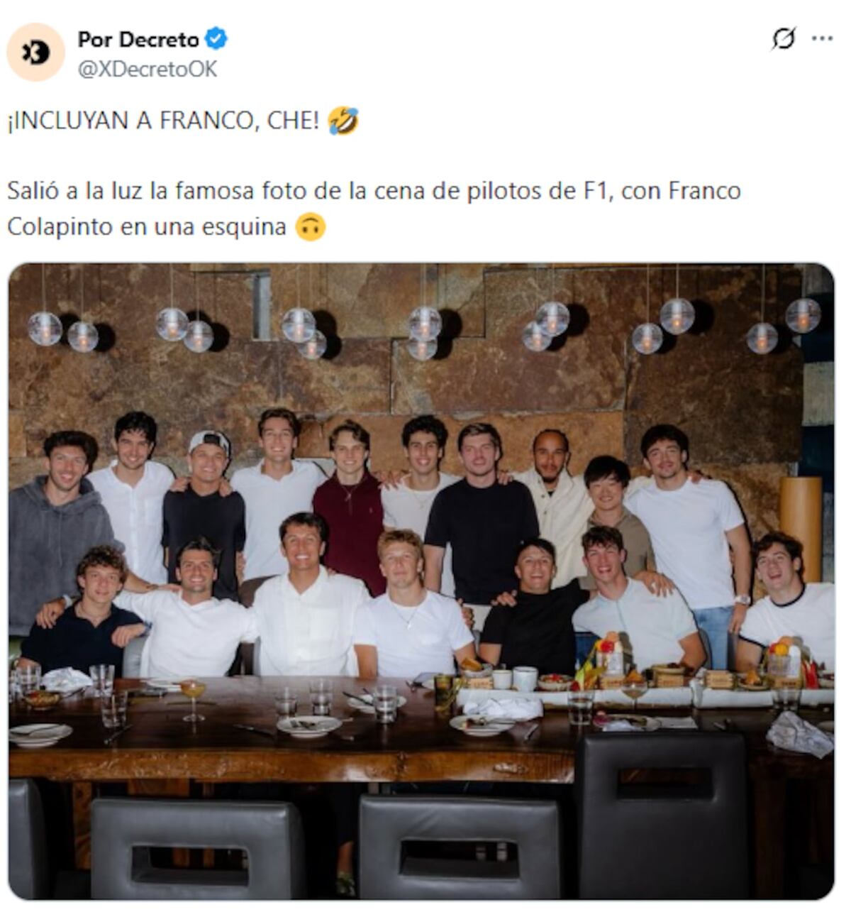 El detalle en la foto anual de pilotos de la F1. (Captura)