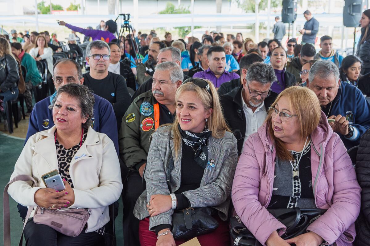 Los rostros de vecinos y vecinas de Villa El Libertador que el domingo asistieron al acto por el día de la 215° Revolución de Mayo reflejaban los efectos del anuncio.