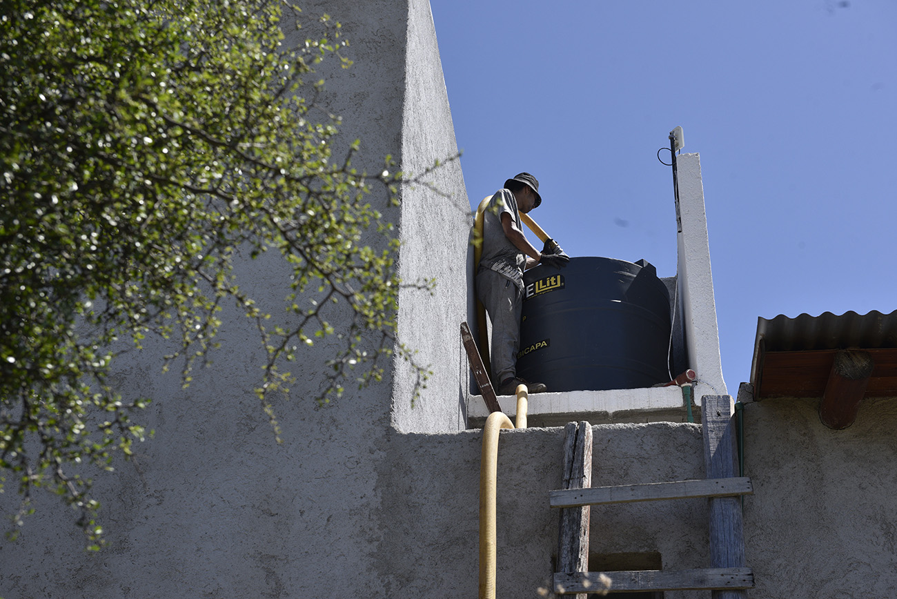 Salsipuedes: con camiones se llenan los tanques de vecinos a los que no llega el agua de red y cuyos pozos se secaron. (Ramiro Pereyra /La Voz)