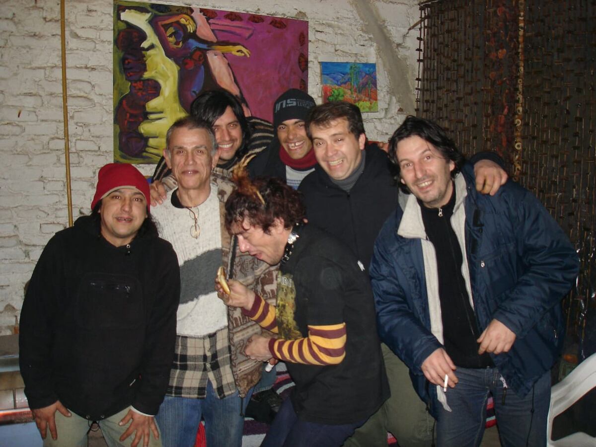Villarruel junto a Pity Álvarez, Bam Bam y otros músicos, en una de esas épicas juntadas. Foto: gentileza Fabián Villarruel.