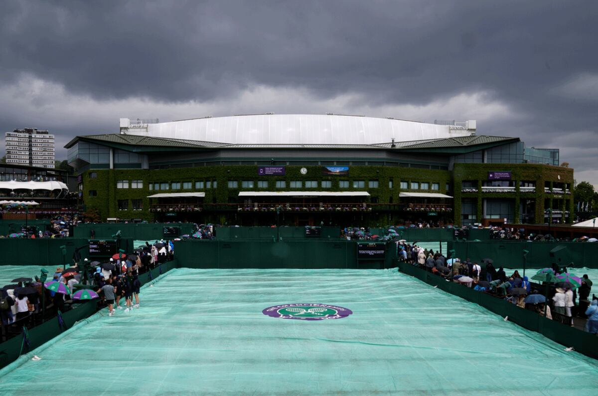 La programación de partidos se vio afectada en las canchas exteriores por la lluvia. (AP)