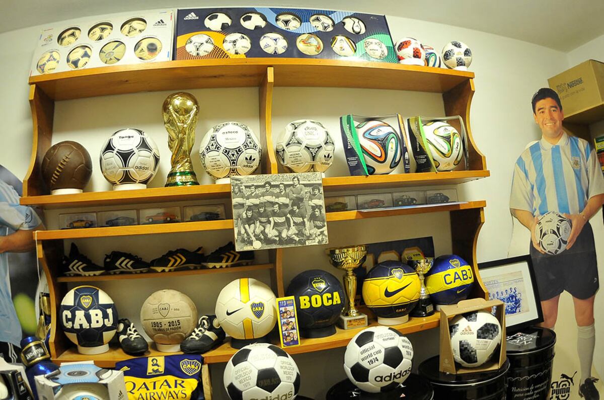 Alfredo Chaguri es contador y fanatico de Boca y de Diego Maradona a quien ha seguido por todo el mundo en mundilaes y en Boca y tiene diversos recuerdo con el y sobre a 10 meses de su muerte lo recuerda 23 septiembre 2021 foto Javier Ferreyra