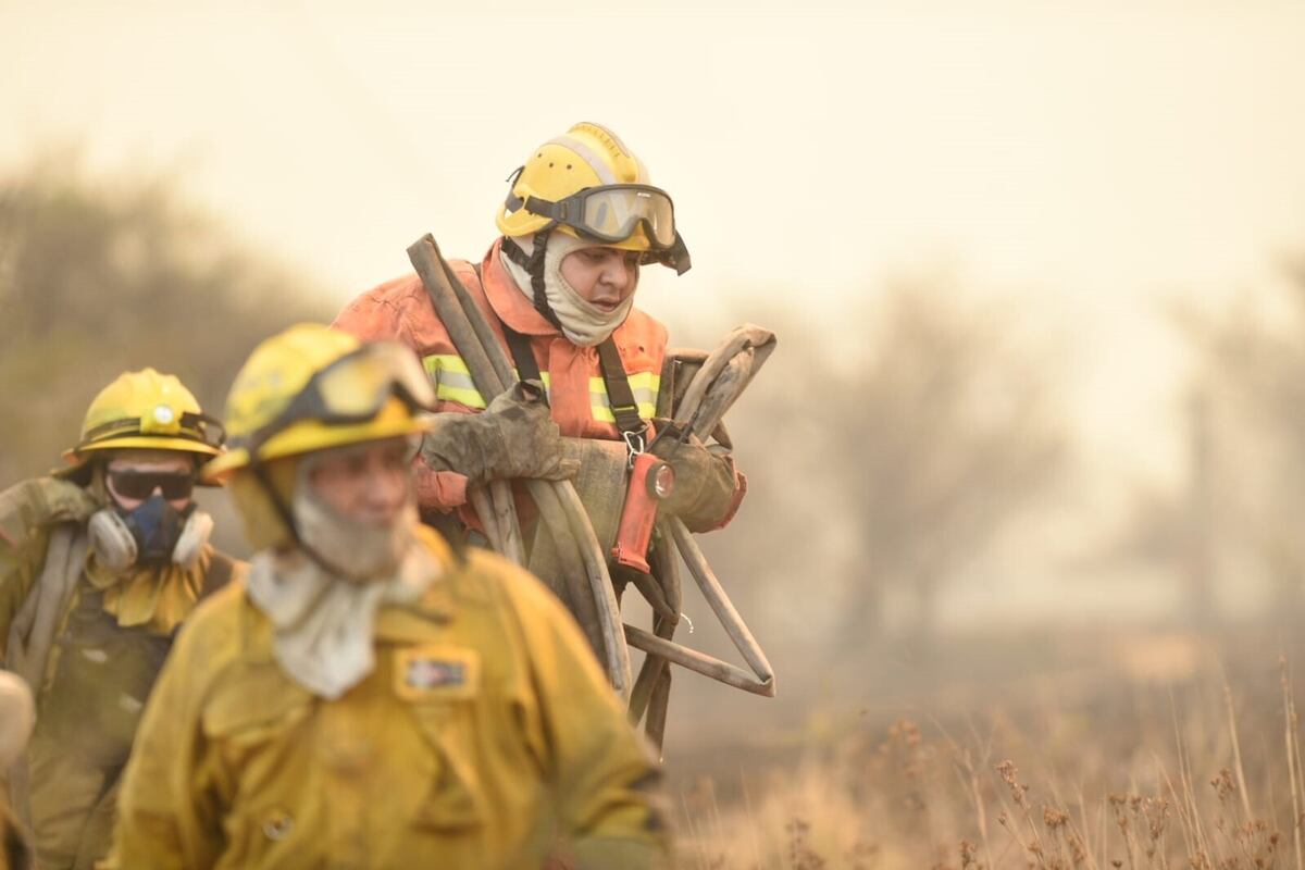 Bomberos cuerpo a cuerpo entre las llamas en un incendio forestal en las Siuerras. (La Voz)