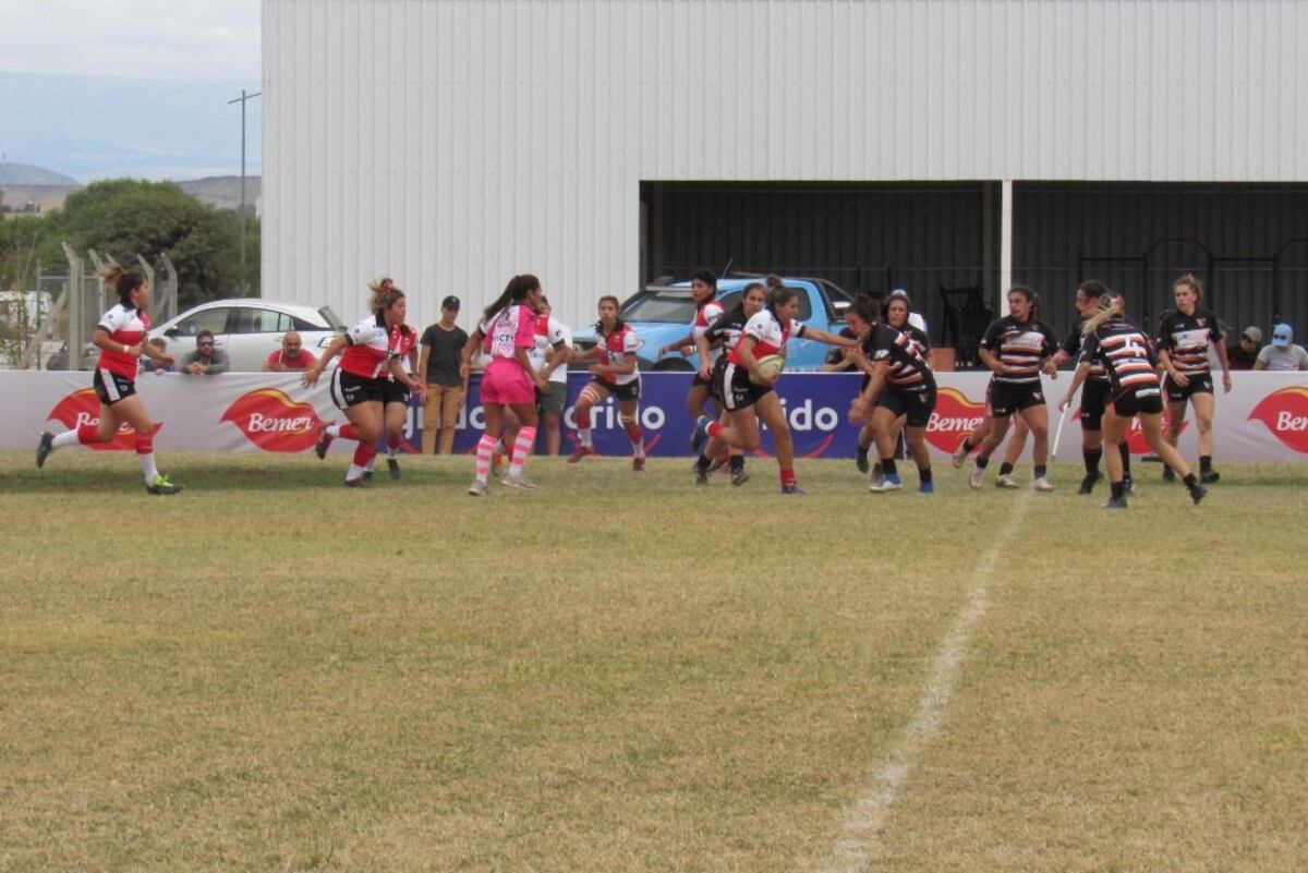 Comenzó el domingo el Top 5 de rugby femenino de Córdoba, torneo que juegan cinco equipos, en un formato de todos contra todos, a dos ruedas en cuatro fechas. (Gentileza Universitario y Jockey Villa María)