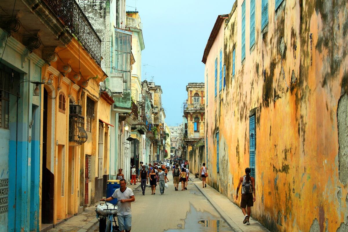 La ciudad, deshilachada, seduce con sus gritos, olores, música y colores desgastados. (Imagen ilustrativa Pixabay)